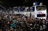 Chùm ảnh Messi và Argentina trở về nước trong biển người chào đón