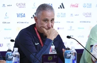 HLV Tite bị giật dây chuyền, còn bị cướp mắng vì Brazil đá tệ ở World Cup