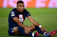 Mbappe gia nhập Barcelona trong ngày của các vị thánh ngây thơ