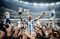 Messi nâng cao chiếc cúp vô địch World Cup giả