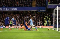 Thắng Chelsea, Man City rút ngắn khoảng cách với Arsenal 