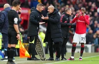 Pep Guardiola đổ lỗi cho CĐV về bàn thắng tranh cãi của MU