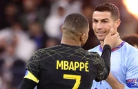 Mbappe có hành động đẹp nhưng gây tranh cãi với Ronaldo