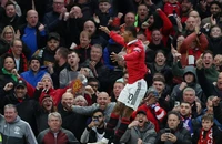 MU suýt đánh rơi chiến thắng, Liverpool thua sốc