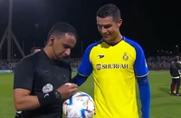 Vì sao Ronaldo xin chữ ký của trọng tài?