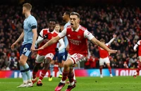 Arsenal mất điểm, Tottenham thua tan nát