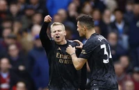 Arsenal ngược dòng ngoạn mục trên sân Villa Park