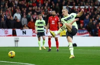 Man City mất điểm, Arsenal mở hội