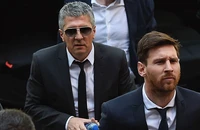 Bố của Lionel Messi gặp Barcelona
