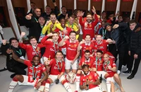 Lễ ăn mừng Carabao Cup của MU: Sir Alex Ferguson góp mặt, Ten Hag bỏ quên cúp