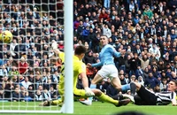 Thắng Newcastle, Man City gây sức ép cho Arsenal