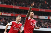Arsenal thắng dễ, Chelsea hụt hơi