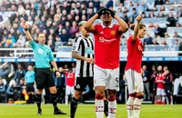MU phơi áo trên sân St James Park