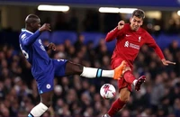 Chelsea chia điểm với Liverpool