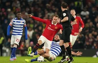 Sao MU trở lại, Ten Hag đả kích Carroll