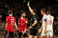 Fan MU nổi giận vì chiếc thẻ vàng của Bruno Fernandes