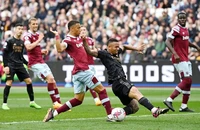 Saka hóa tội đồ, Arsenal mất điểm đau đớn trước West Ham