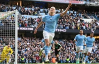 Haaland lập cú đúp, Man City áp sát Arsenal