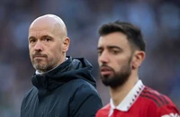 Bruno Fernandes troll fan Aston Villa, được Ten Hag bảo vệ