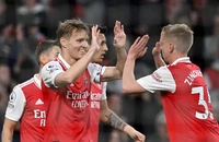 Arsenal chiếm lại ngôi đầu bảng Premier League