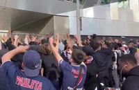 Fan PSG đến nhà Neymar phản đối, chửi rủa Messi