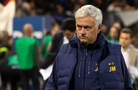 Mourinho nhận thẻ vàng thứ 7, mắng chửi trọng tài cay nghiệt chưa từng thấy