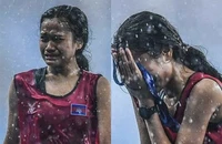 Cô gái người Khmer Bou Samnang hạnh phúc khóc sau khi chinh phục 5.000 m với một tinh thần thi đấu ngoan cường đốn tim hàng triệu người. Ảnh: KHMER TIMES