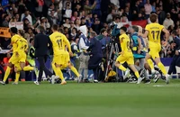 Cả đội Barcelona bị fan tấn công phải bỏ chạy sau khi vô địch La Liga
