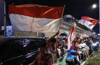 Fan Indonesia 'đi bão' náo nhiệt, cầu thủ ăn mừng thầm lặng nhưng cực chất