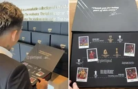 Firmino hào phóng chia tay Liverpool với 200 hộp quà cực chất