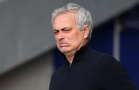 Mourinho chọc giận trọng tài, phớt lờ báo chí
