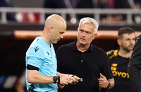 Mourinho bị UEFA chính thức buộc tội, AS Roma nhận 5 lệnh trừng phạt
