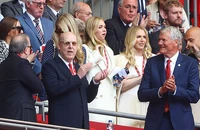 Avram Glazer im lặng khiến fan MU phẫn nộ sau chung kết FA Cup