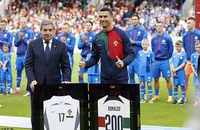 Ronaldo ghi bàn quyết định mừng kỷ lục Guinness
