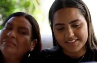 Mẹ của Firmino bật khóc vì đoạn video 4 năm trước của CĐV Liverpool