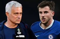 Bị Chelsea làm khó, MU làm khó lại Chelsea