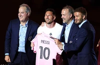 Messi ra mắt Inter Miami bằng tiếng nổ lớn và cú trượt chân của Beckham