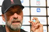 ‘Klopp phạm sai lầm khi trao băng đội trưởng Liverpool cho Van Dijk’
