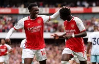 Arsenal vất vả giữ 3 điểm trong ngày đầu ra quân Premier League