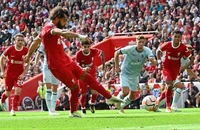 Liverpool thắng trận đầu tiên trong thế chơi thiếu người