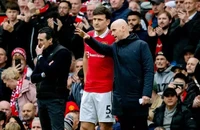 Ten Hag nói một đằng, làm một nẻo với Maguire