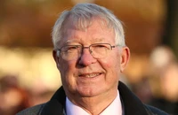 ‘Thưa ngài Alex Ferguson, nhà Glazer nên bán hay giữ MU?’