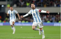 Messi ghi tuyệt phẩm giải cứu Argentina ở vòng loại World Cup