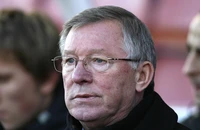 Khoảnh khắc Sir Alex Ferguson vẫy cờ trắng xin thua gây bùng nổ