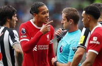 Van Dijk: ‘Tôi đã để sự thất vọng lấn át trong khoảnh khắc nóng nảy’