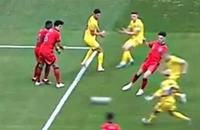 Harry Maguire bị chế giễu vì lại ôm đồng đội giúp đối phương ghi bàn