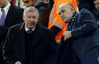 Cuộc gọi điện thoại ngay lập tức của Sir Alex Ferguson khi Mourinho bị sa thải