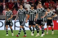 Manchester United làm gì để 'thoát khỏi cái hố tự đào'?