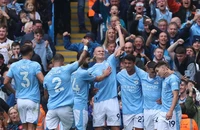 Rodri nhận thẻ đỏ, Man City vẫn bất bại