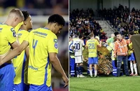 Hủy trận đấu của Ajax sau chấn thương khủng khiếp, cầu thủ khóc bên thủ môn nằm bất động